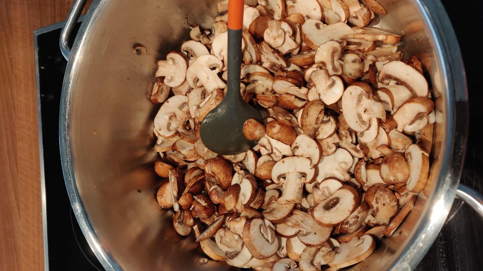 Nehmen Sie einen ausreichend großen Topf zur Hand, sodass Sie darin später die Spaghetti gut kochen können. Geben Sie den Knoblauch mit etwas Öl in den Topf und lassen Sie ihn kurz anrösten. Danach kommen die Pilze dazu. Braten Sie sie für circa drei Minuten an.