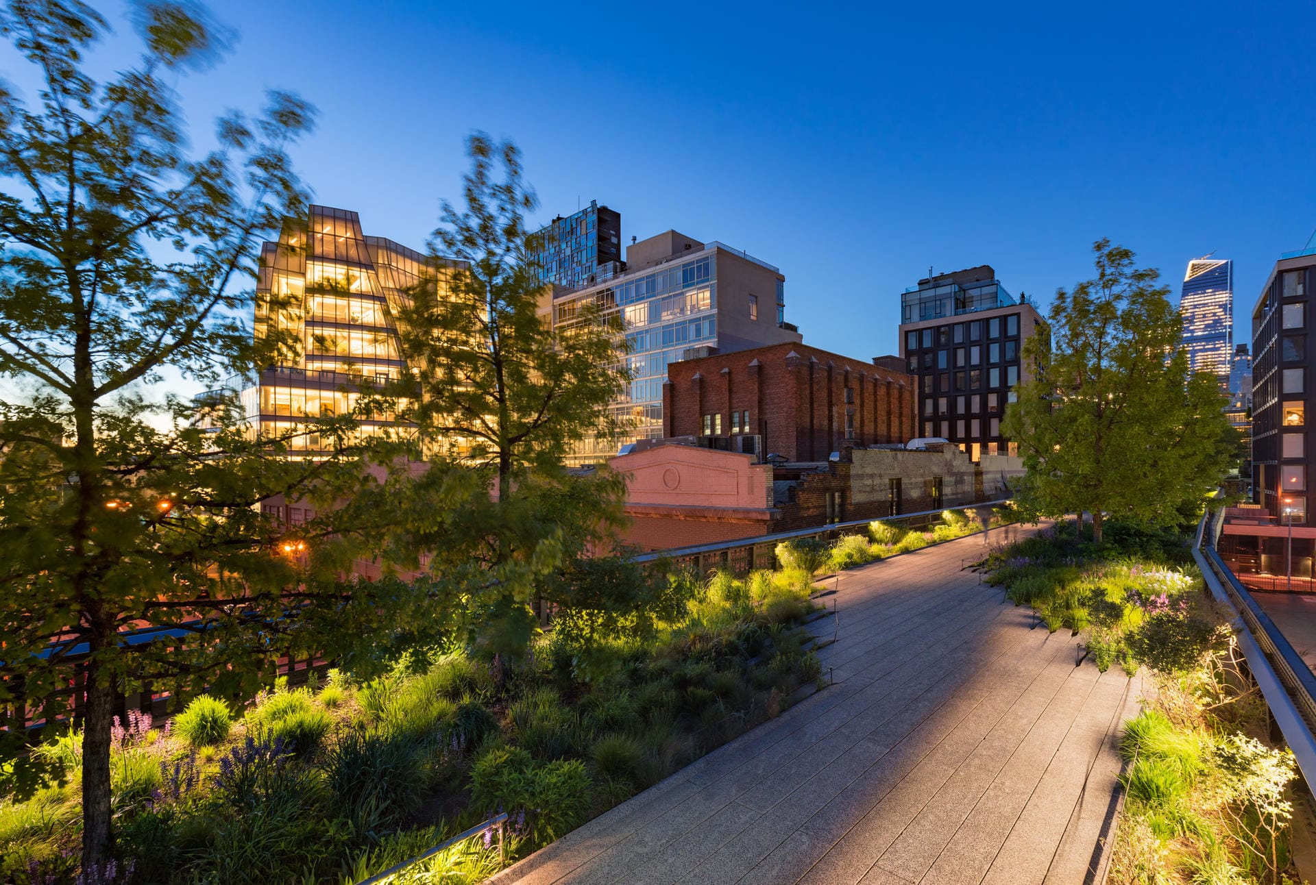 High Line Park in New York: Der öffentliche Park ist eine Erholungsanlage in der hektischen Großstadt und hält auf mehreren Ebenen viele kleine, nachhaltige Bistros bereit.