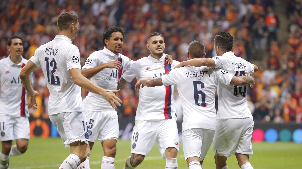 Die Spieler von Paris Saint-Germain feiern das 1:0 gegen Galatasaray Istanbul.