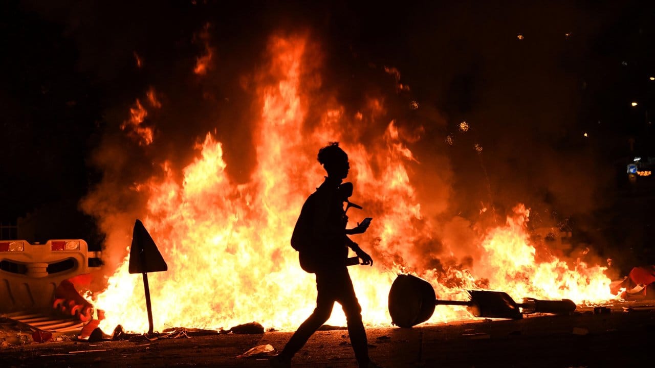 Brennende Barrikaden in Hongkong: Insgesamt wurden bei den schweren Protesten 104 Menschen verletzt.