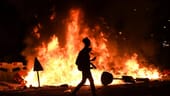 Brennende Barrikaden in Hongkong: Insgesamt wurden bei den schweren Protesten 104 Menschen verletzt.