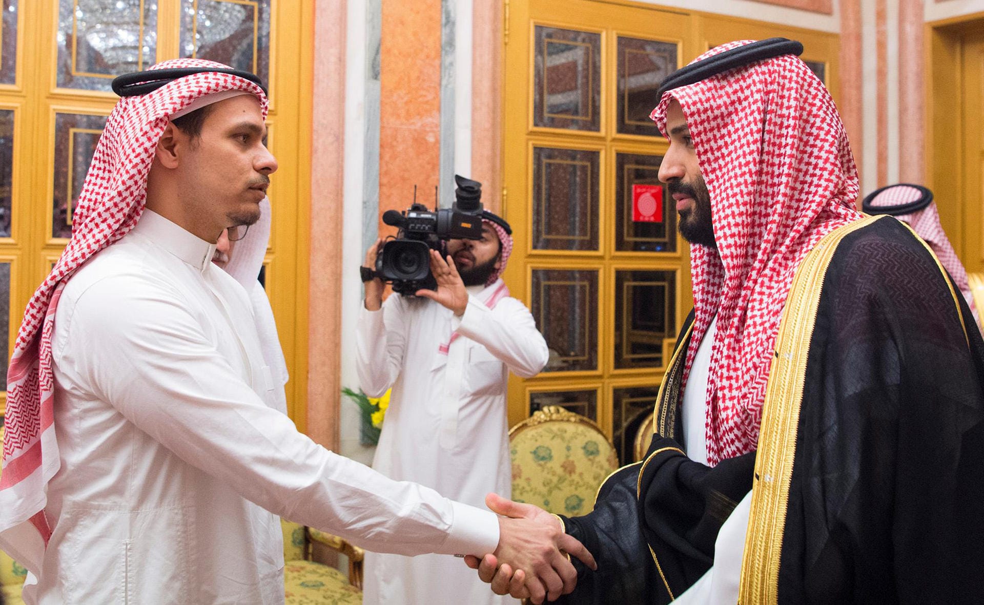 Der saudische Kronprinz Mohammed bin Salman von Saudi-Arabien (rechts) spricht mit Salah Khashoggi, dem Sohn von Jamal Khashoggi. Den Kindern des Journalisten soll er Geschenke in Form von Luxusvillen und hohen Geldsummen gemacht haben.