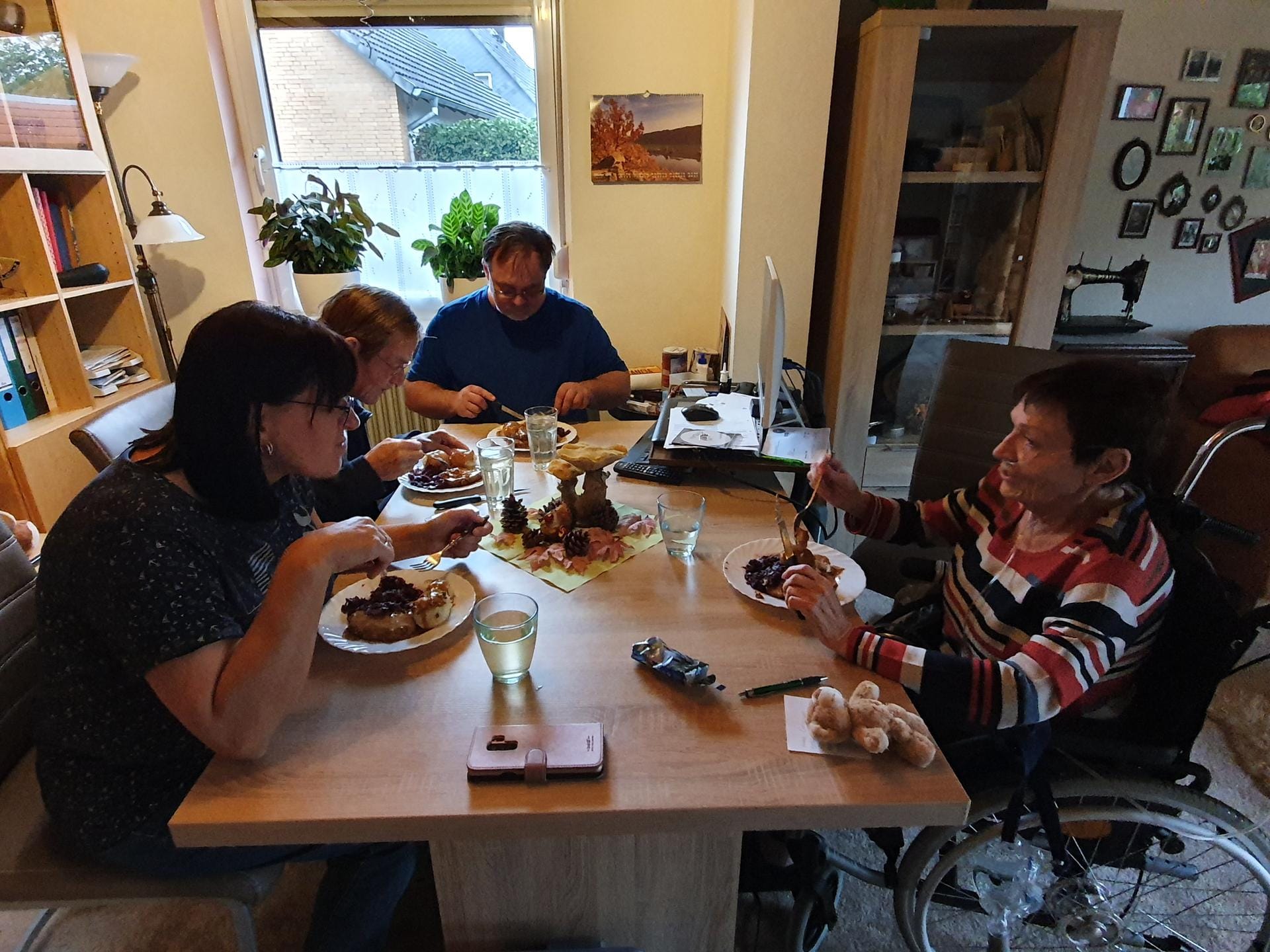 Ursula Wieners mit ihren Freunden beim Essen: Die 72-Jährige bekam im Oktober 2018 die Diagnose Lungenkrebs.