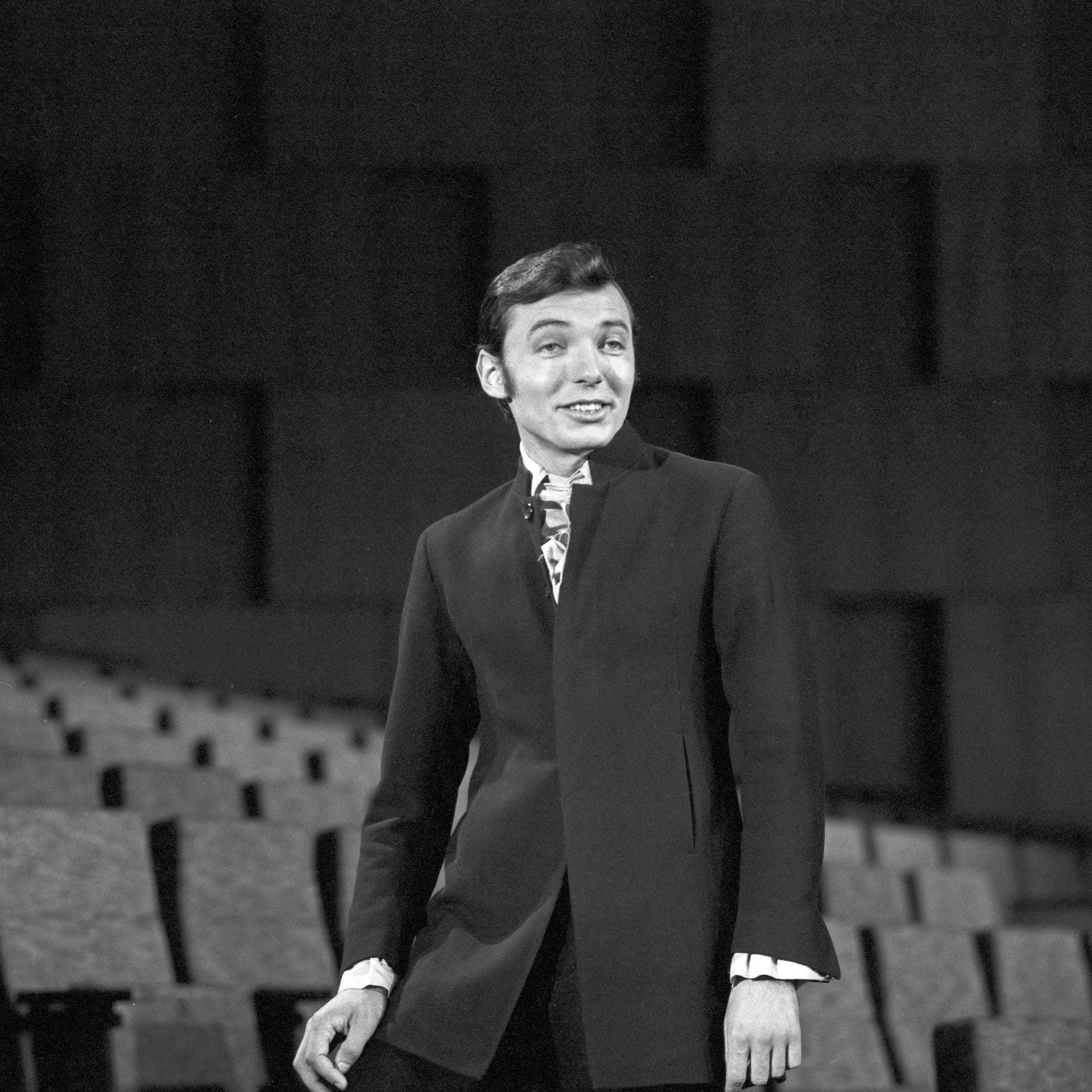 September 1968: Im gleichen Jahr tritt der Entertainer beim Grand Prix Eurovision für Österreich auf. Mit dem Song "Tausend Fenster", geschrieben von Udo Jürgens, belegt er den 13. Platz.