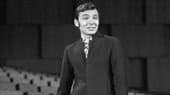 September 1968: Im gleichen Jahr tritt der Entertainer beim Grand Prix Eurovision für Österreich auf. Mit dem Song "Tausend Fenster", geschrieben von Udo Jürgens, belegt er den 13. Platz.