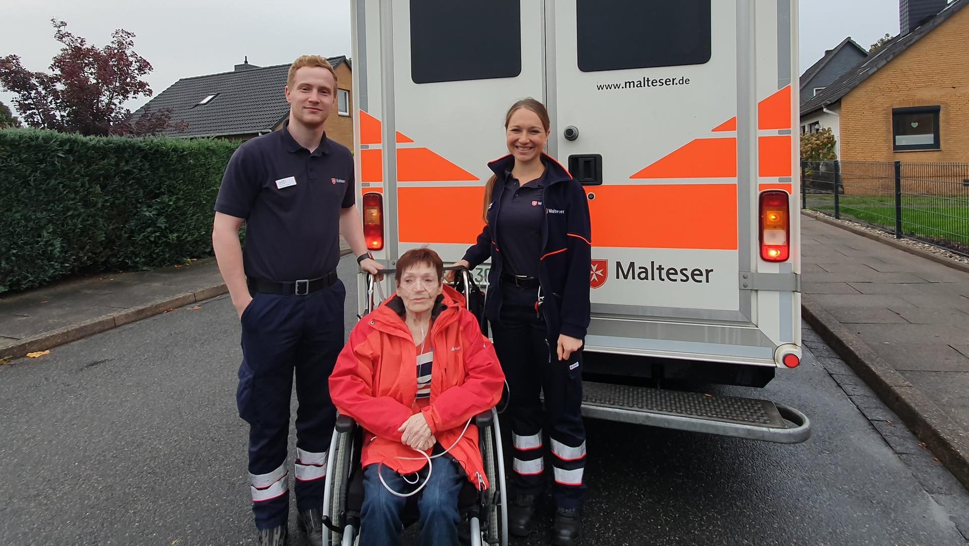 Henrick Langner und Anne Cossmann mit Patientin Ursula Wieners vor dem Herzenswunsch-Krankenwagen: Die beiden Ehrenamtlichen erfüllen seit Jahren Herzenswünsche.