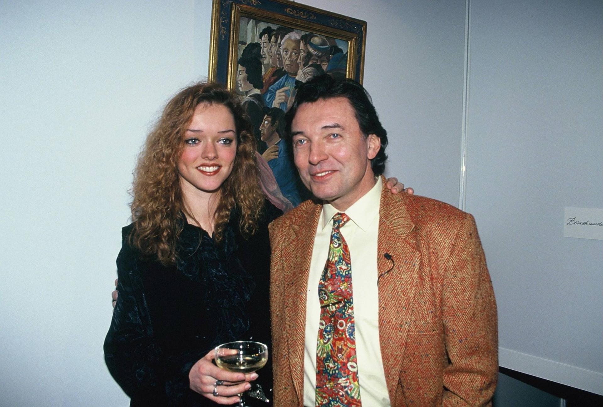 Februar 1994: Mit seiner damals 20-jährigen Tochter Domenica besucht der tschechische Sänger seine Gemäldeausstellung in Köln.