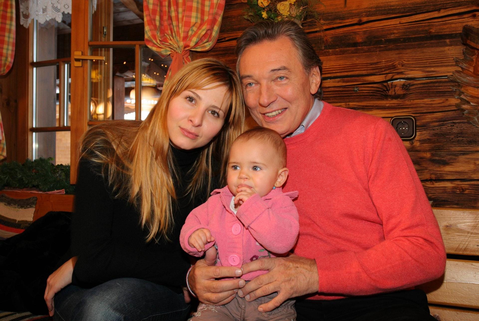 Januar 2007: Bei der Aufzeichnung der Show "Zauberwelt der Berge" erscheint der Sänger mit seiner Frau Ivana und der acht Monate alten Tochter Charlotte Ella.
