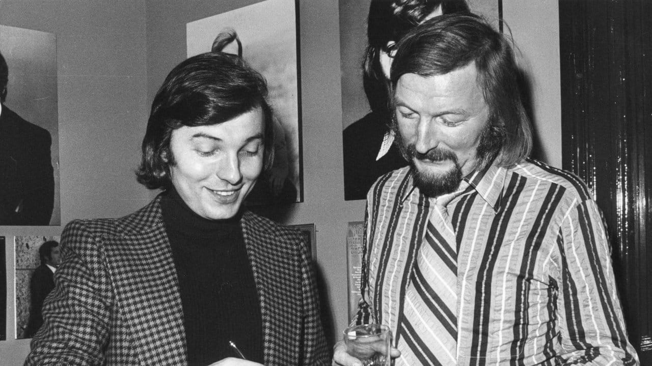 Karel Gott gibt dem Bandleader James Last ein Autogramm. Karel Gott gibt dem Bandleader James Last ein Autogramm.