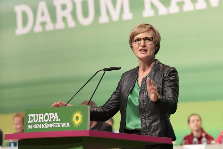 Franziska Brantner, europapolitische Sprecherin der Grünen, lehnt die Vorschläge des britischen Premiers gegenüber t-online.de ab: "Boris Johnsons 'final offer' ist kein neues Angebot, sondern eine klare Provokation." Johnson nutze Taschenspielertricks und vergifte das politische Klima, indem er das Abkommen als "Kapitulationsgesetz" bezeichne. "Die EU sollte sich von Johnson nicht erpressen lassen."