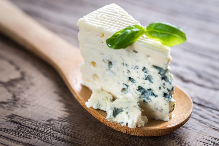 Manchmal ist Käse mit E.coli-Bakterien verunreinigt: Die Bakterien können zum Beispiel zu Durchfall, Übelkeit und Fieber führen.