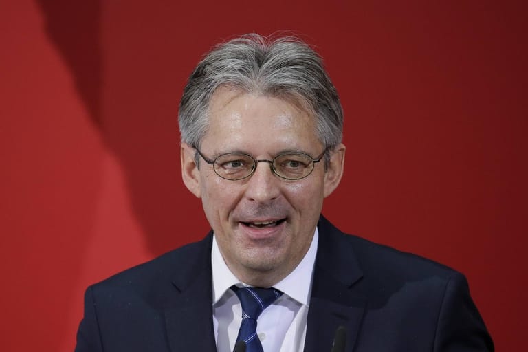 Achim Post, stellvertretender Bundesgeschäftsführer der SPD, kritisiert den britischen Premier gegenüber t-online.de scharf: "Boris Johnson ist treibende Kraft für den atemberaubenden Verfall der demokratischen Kultur und politischen Sitten in Großbritannien. Was bisher über seine neuen Vorschläge bekannt ist, deutet darauf hin, dass es Johnson weniger um Verhandlungslösungen geht, als darum, der EU vorsorglich die Schuld für einen No-Deal-Brexit in die Schuhe zu schieben."