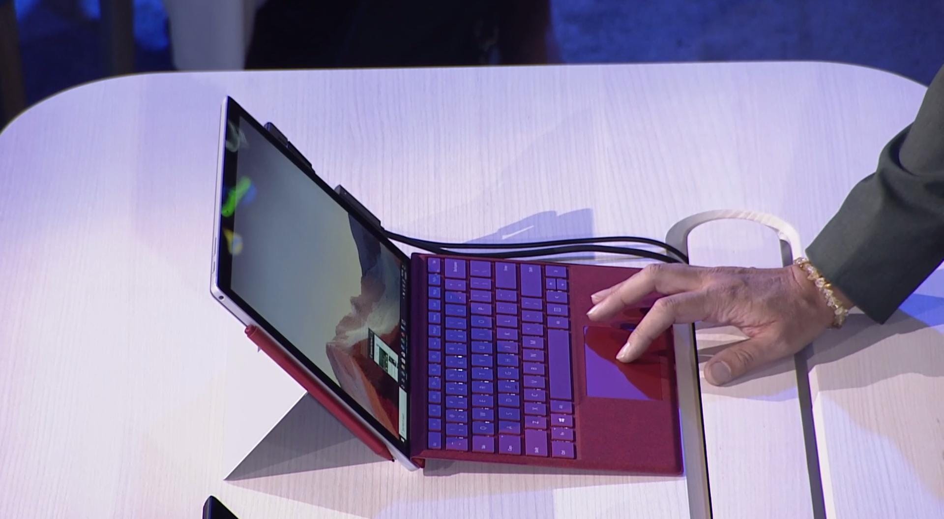 Auch zeigte Microsoft sein neues 2-in-1-Gerät Surface Pro 7. Bei dem Rechner handelt es sich um ein Tablet mit einem Stift, den Nutzer eine Tastatur anschließen können. Nutzer sollen unter anderem einer verbesserten Eingabe mit dem Stift in Programmen wie Word oder Excel profitieren. Die Geräte verfügen nun über einen USB-C-Eingang und verbesserte Mikrofone, so dass Sprachbefehle besser empfangen werden können. Das Gerät ist ab dem 22. Oktober verfügbar. Der Preis startet bei 749 Dollar.