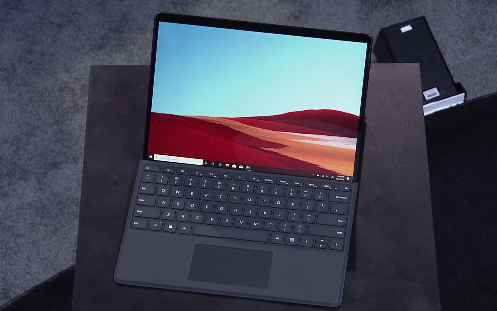 Auch eine Neuheit: das Surface Pro X. Die Besonderheit ist hier der Chip, der auf ARM-Architektur basiert. Somit soll das Surface Pro X schneller, leichter und eine bessere Akkulaufzeit als das Surface Pro 6 haben. Das Gerät kommt mit einer Bildschirmdiagonale von 13 Zoll und hat eine Auflösung von 2.880 zu 1.920 Pixel (267 ppi). Das Pro X ist 5,3 Millimeter dünn und wiegt etwa 760 Gramm. Als Preis nennt Microsoft 999 Dollar.