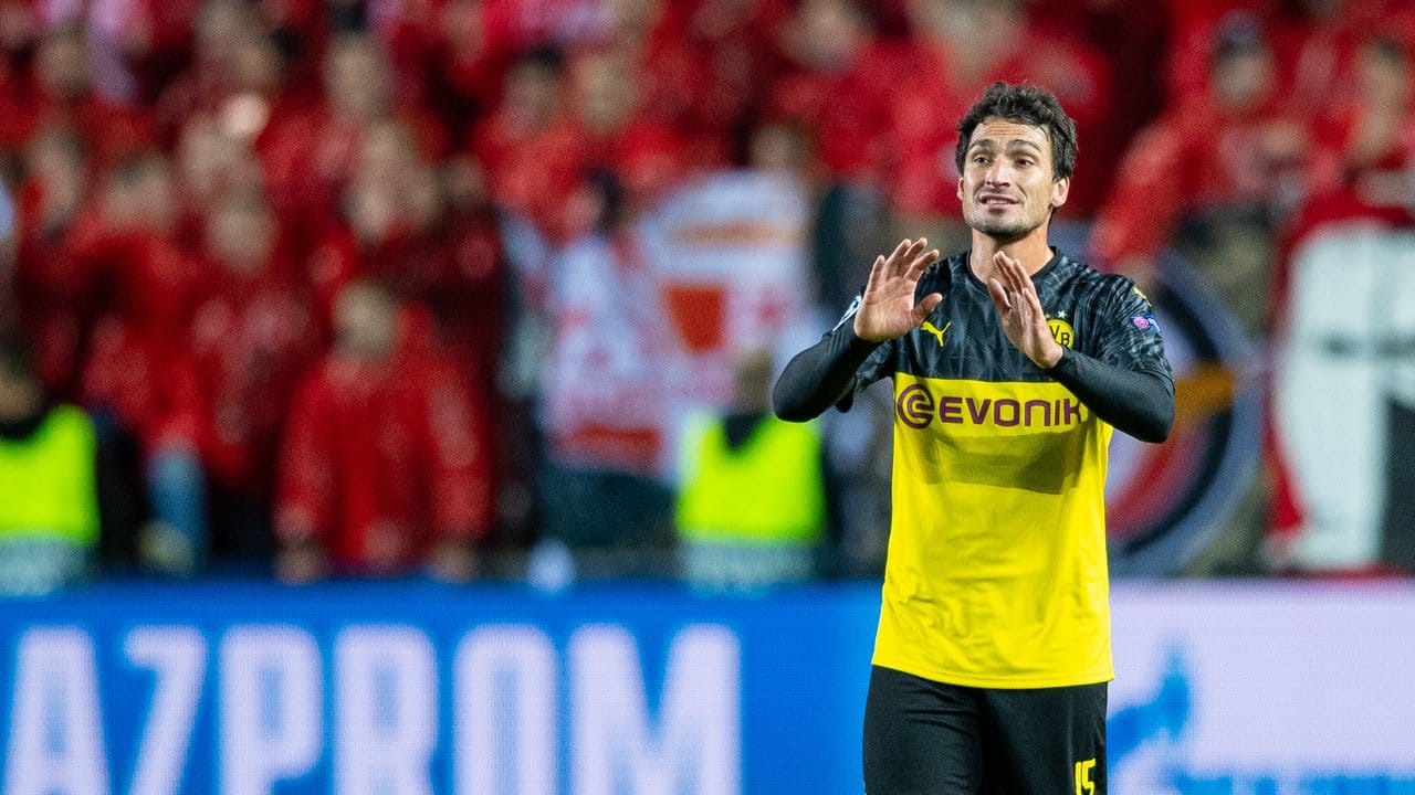 BVB-Spieler Mats Hummels versucht mit Gesten das Spielgeschehen zu beeinflussen. BVB-Spieler Mats Hummels versucht mit Gesten das Spielgeschehen zu beeinflussen.