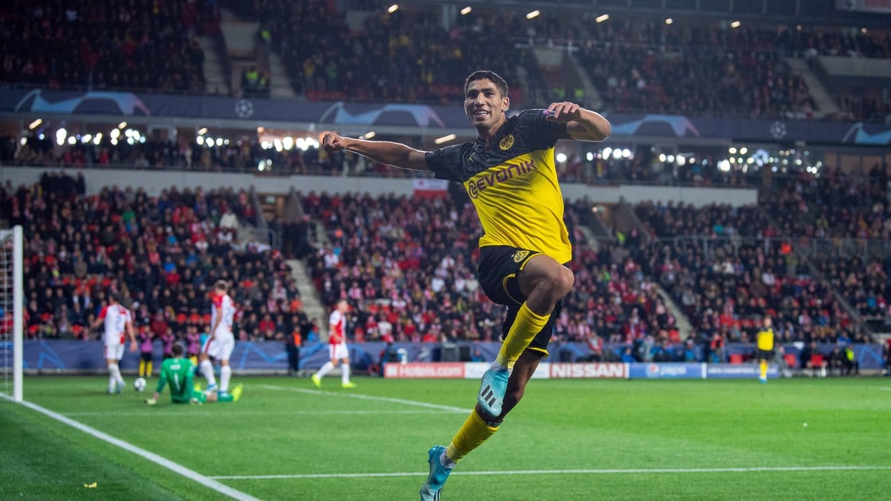 Dortmunds Achraf Hakimi springt nach seinem zweiten Treffer gegen Slavia Prag in die Luft. Dortmunds Achraf Hakimi springt nach seinem zweiten Treffer gegen Slavia Prag in die Luft.