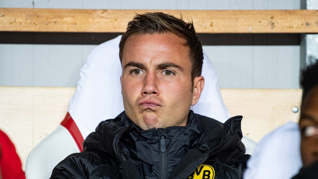 Unzufrieden verfolgt Mario Götze den Spielverlauf von der Dortmunder Bank aus. Unzufrieden verfolgt Mario Götze den Spielverlauf von der Dortmunder Bank aus.