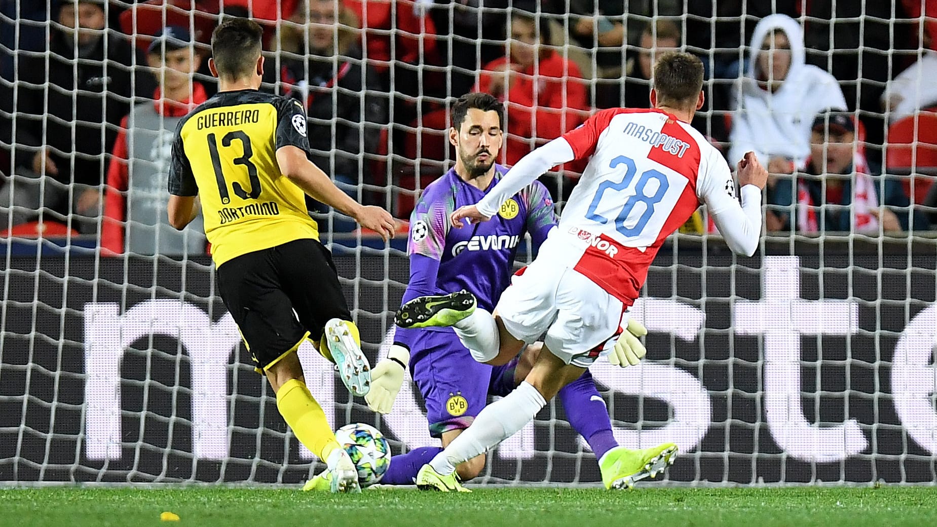 Roman Bürki: Ganz stark, wie der Schweizer den BVB in der Anfangsphase ein ums andere Mal erst vor dem Rückstand, dann vor dem Ausgleich bewahrte. Ob im Eins-gegen-Eins oder bei Distanzschüssen – Bürki hatte einen Glanztag. Note 2