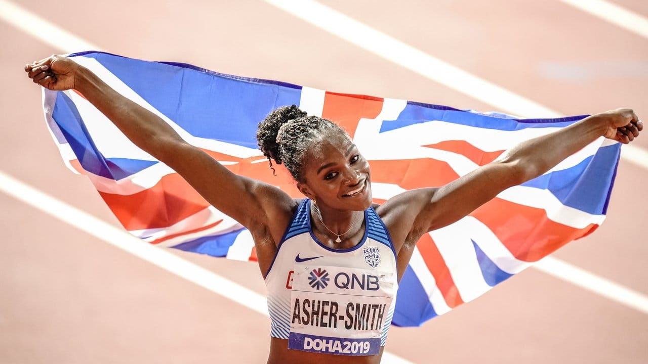 Dina Asher-Smith feiert ihren Sieg über 200 Meter.