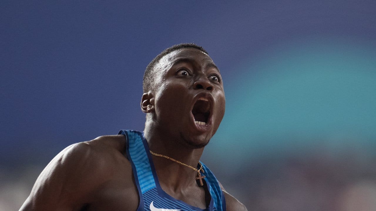 Euphorisch feiert Grant Holloway seinen Sieg über 110 Meter Hürden. Euphorisch feiert Grant Holloway seinen Sieg über 110 Meter Hürden.