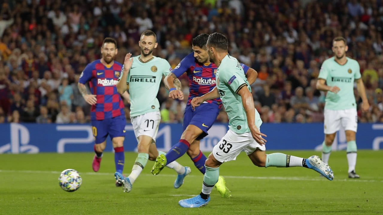 Luis Suarez (M) vom FC Barcelona erzielt das Tor zur 2:1-Führung gegen Inter Mailand.