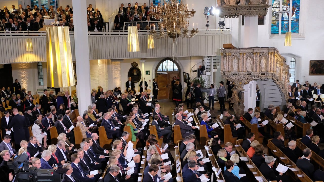 Die Sankt Nikolai Kirche zu Kiel ist beim ökumenischen Gottesdienst zum Tag der Deutschen Einheit voll besetzt.