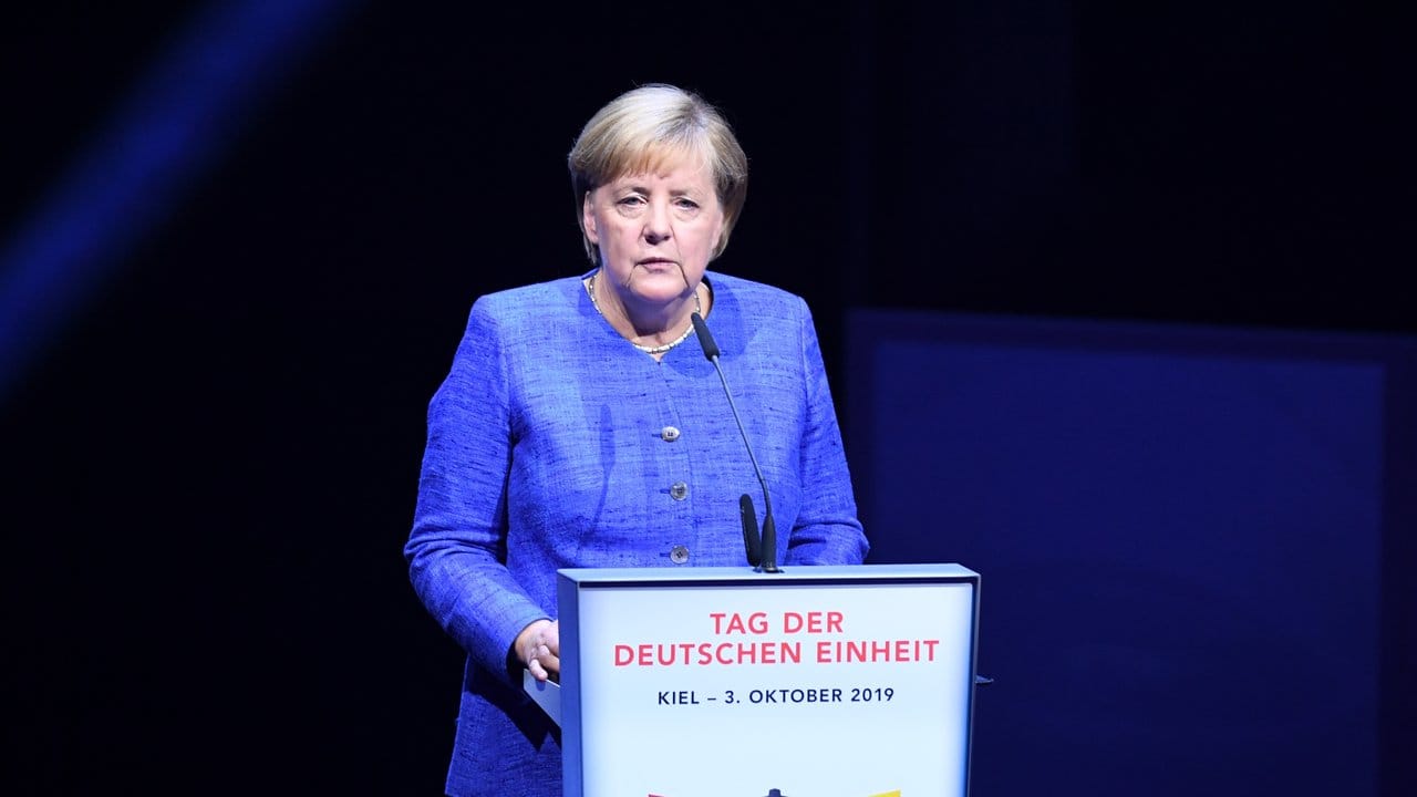 Bundeskanzlerin Merkel hat in ihrer Rede die Leistungen der Ostdeutschen bei der Überwindung der SED-Diktatur in der DDR und bei der Wiedervereinigung Deutschlands gewürdigt.