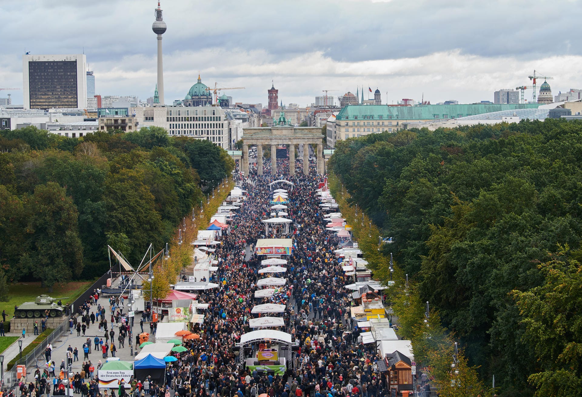 Auch in Berlin wurde der Festtag zur Deutschen Einheit begangen. Tausende Menschen versammelten sich auf der Straße des 17. Juni vor dem Brandenburger Tor.