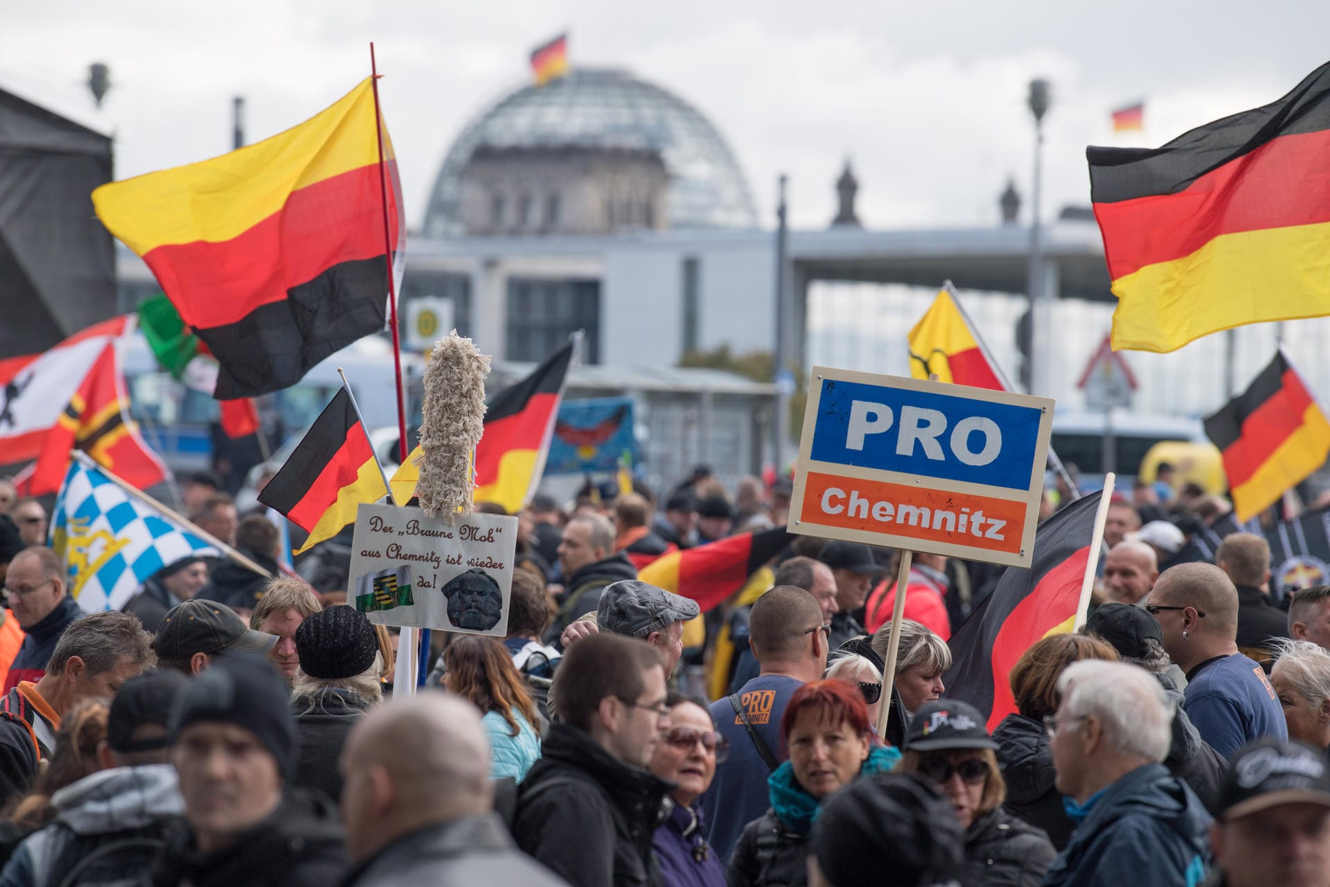 Und auch in der Hauptstadt gab es Proteste: Etwa 1.000 Rechtsextremisten versammelten sich vor dem Berliner Hauptbahnhof.