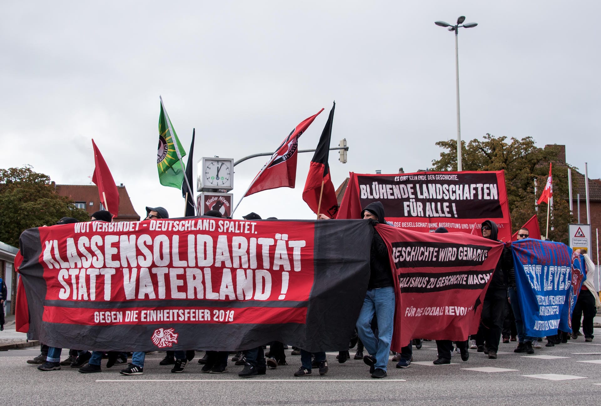 ...bei einer Demonstration in Kiel forderten linke Aktivisten "Klassensolidarität statt Vaterland!" und "Blühende Landschaften für alle!".