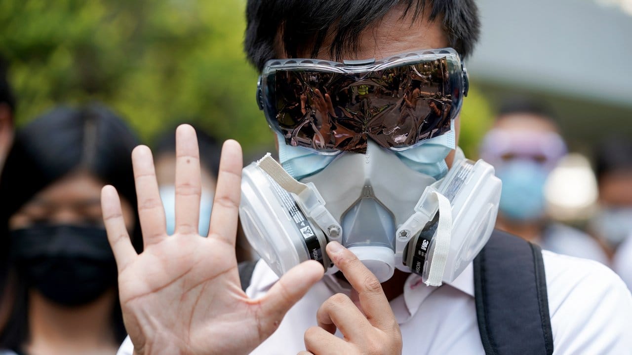 Ein Demonstrant in Hongkong ist vermummt. Ein Demonstrant in Hongkong ist vermummt.