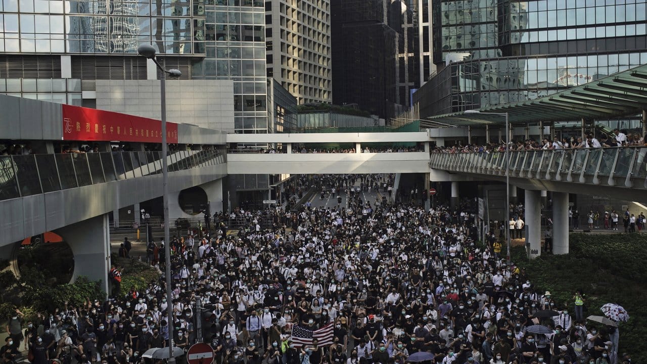 Hongkongs Demonstranten marschierten vermummt durch die Stadt, bevor die Regierung ihr geplantes Vermummungsverbot durchsetzen kann. Hongkongs Demonstranten marschierten vermummt durch die Stadt, bevor die Regierung ihr geplantes Vermummungsverbot durchsetzen kann.