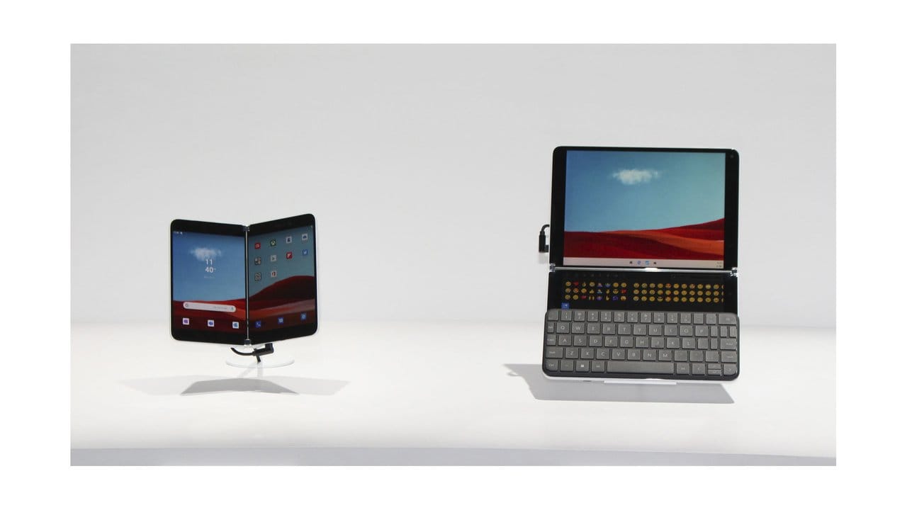 Microsoft hat das klappbare Smartphone Surface Duo (l) und das Tablett Surface Neo für kommendes Jahr angekündigt.