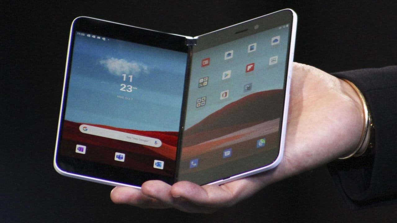 Das Smartphone Surface Duo von Microsoft Corp verfügt über ein faltbares Doppel-Display.