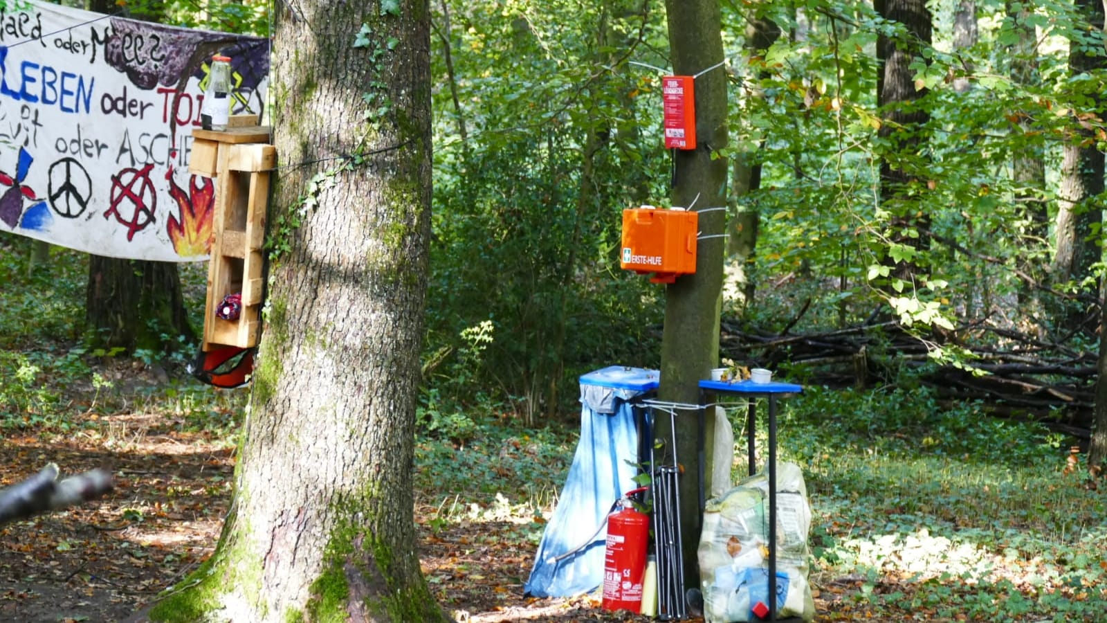 Ein Verbandskasten, Mülleimer und mehr: Die Umweltaktivisten haben an alles gedacht.