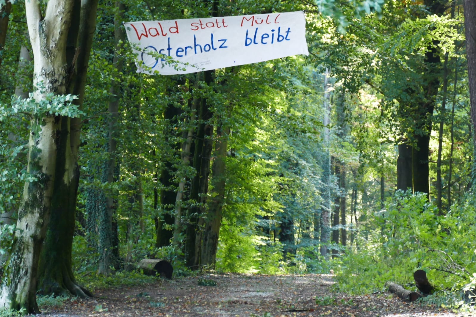 "Wald statt Müll, Osterholz bleibt" heißt es auf einem Banner: Osterholz soll als Halde herhalten.