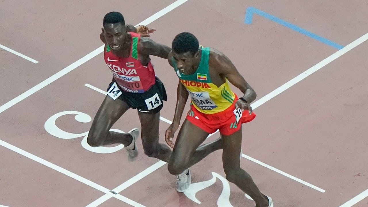 Finale über 3000 Meter Hindernis: Conseslus Kipruto (l) aus Kenia gewinnt vor dem Äthiopier Lamecha Girma.
