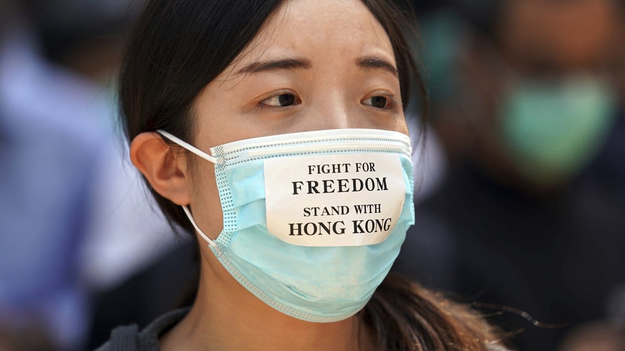 Eine pro-demokratische Demonstrantin bei einer Demonstration in Honkong.