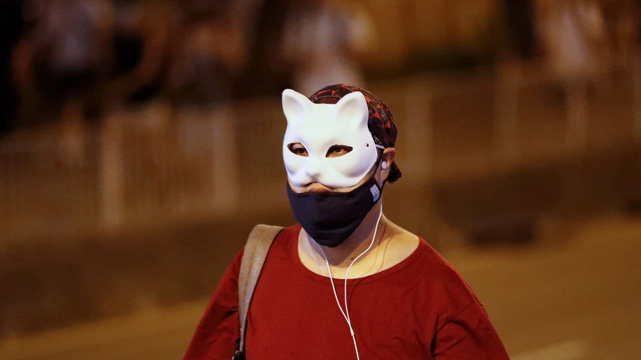 Ein maskierter Demonstrant in Hongkong.