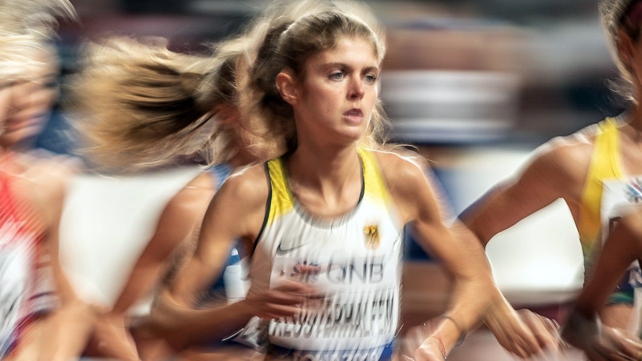 Ausnahmeläuferin Konstanze Klosterhalfen hat bei der Leichtathletik-WM in Doha Bronze über 5000 Meter gewonnen. Ausnahmeläuferin Konstanze Klosterhalfen hat bei der Leichtathletik-WM in Doha Bronze über 5000 Meter gewonnen.