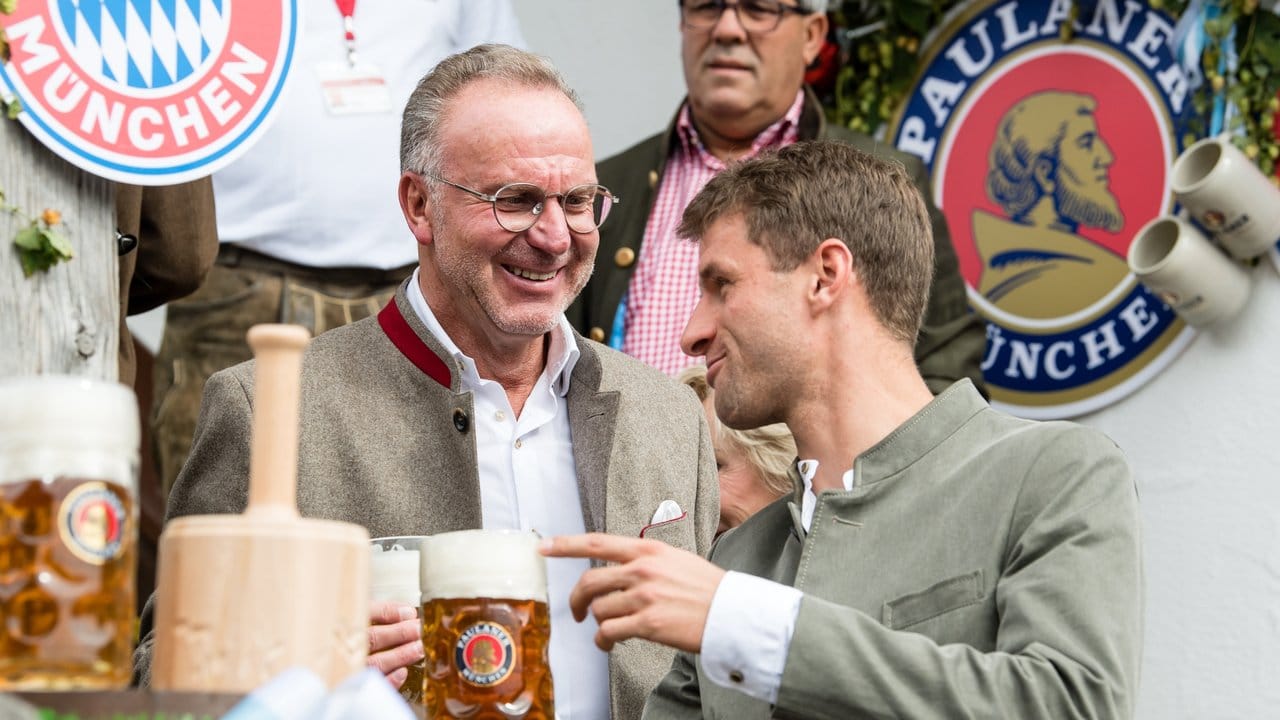 Auch nach der Pleite gegen Hoffenheim - Thomas Müller und Karl-Heinz Rummenigge haben ihr Lachen nicht verloren.