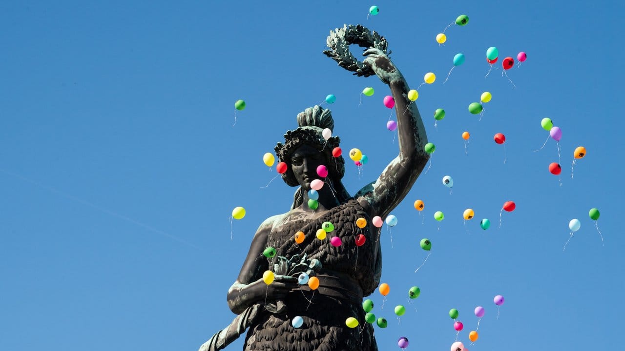 Luftballons steigen beim Platzkonzert der Wiesenwirte über der Bavaria Statue auf.
