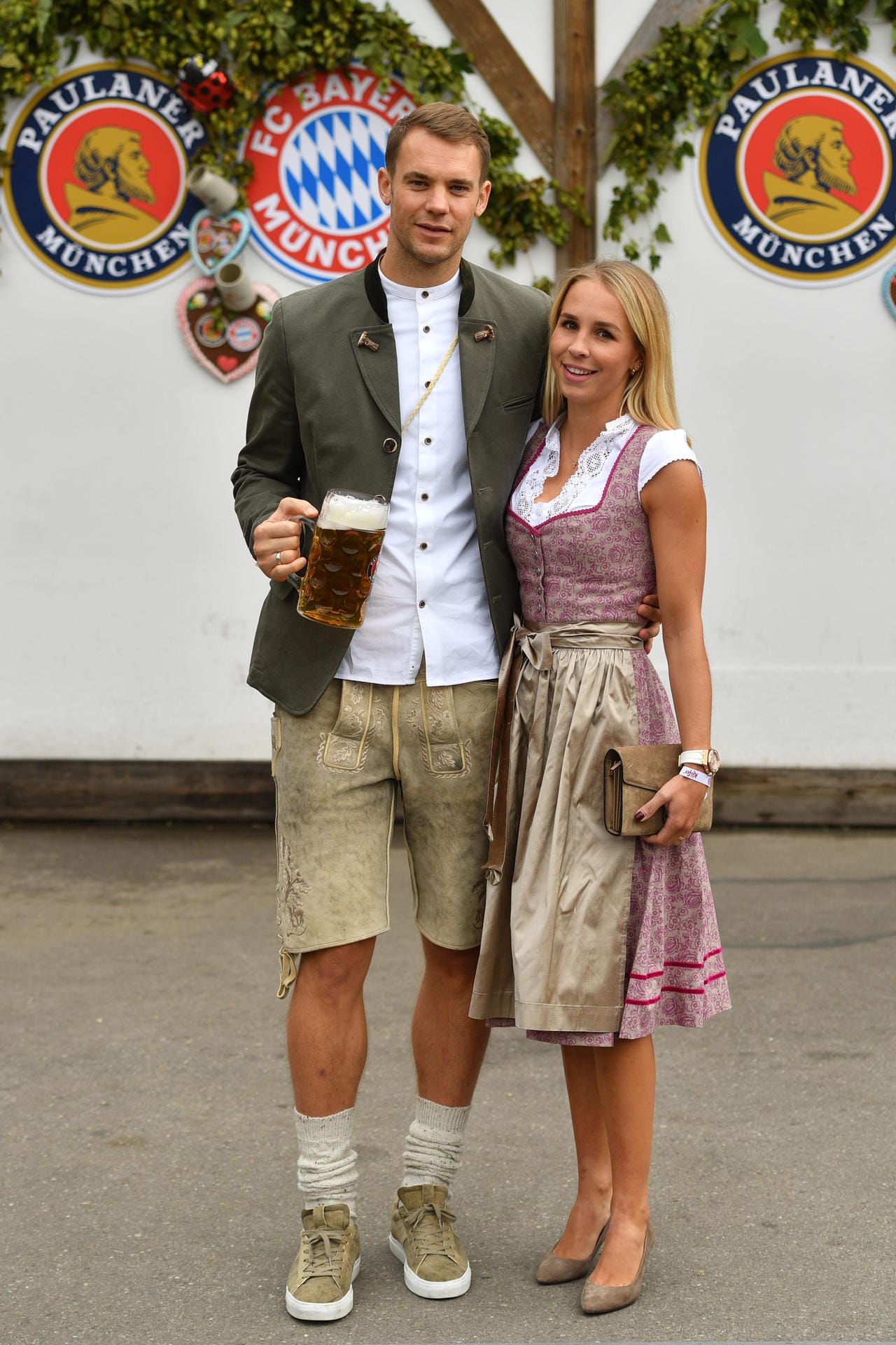 Manuel Neuer kam mit seiner Frau Nina.