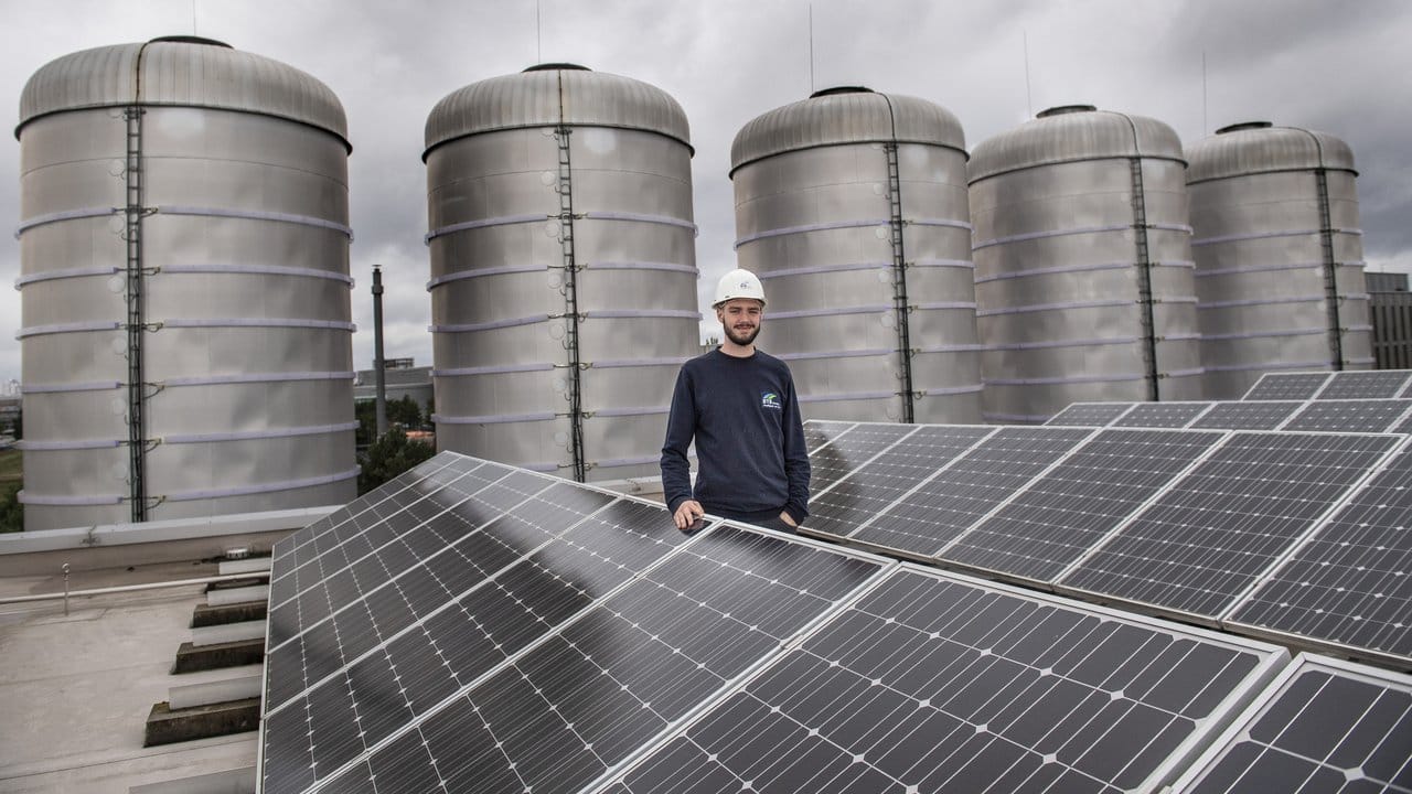 Photovoltaikanlagen und große Wärmespeicher: Hendrik Günther kümmert sich in seinem Ausbildungsbetrieb um moderne Technik.