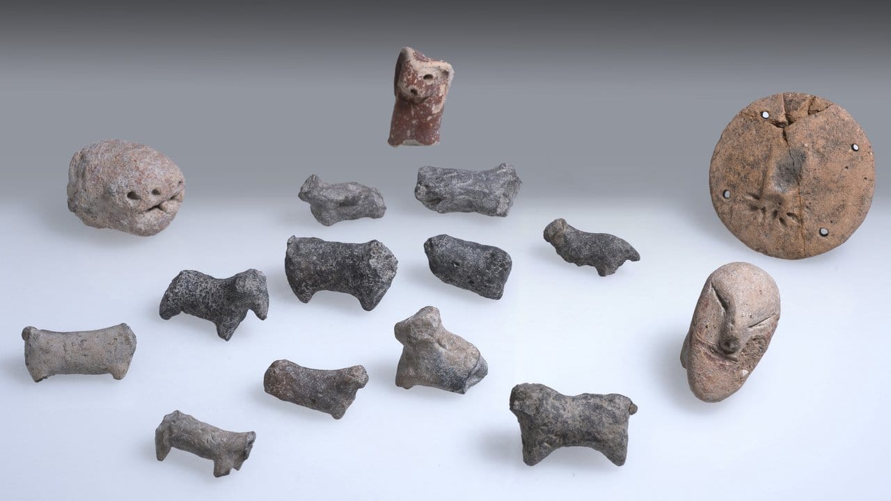 Bei den Ausgrabungen wurde auch zahlreiche Figuren-Fragmente entdeckt. Bei den Ausgrabungen wurde auch zahlreiche Figuren-Fragmente entdeckt.