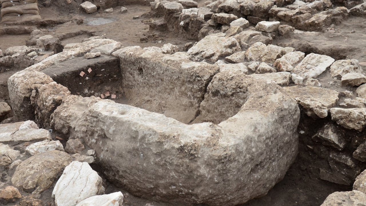 Das Steinbecken wurde vermutlich für religiöse Rituale genutzt. Das Steinbecken wurde vermutlich für religiöse Rituale genutzt.