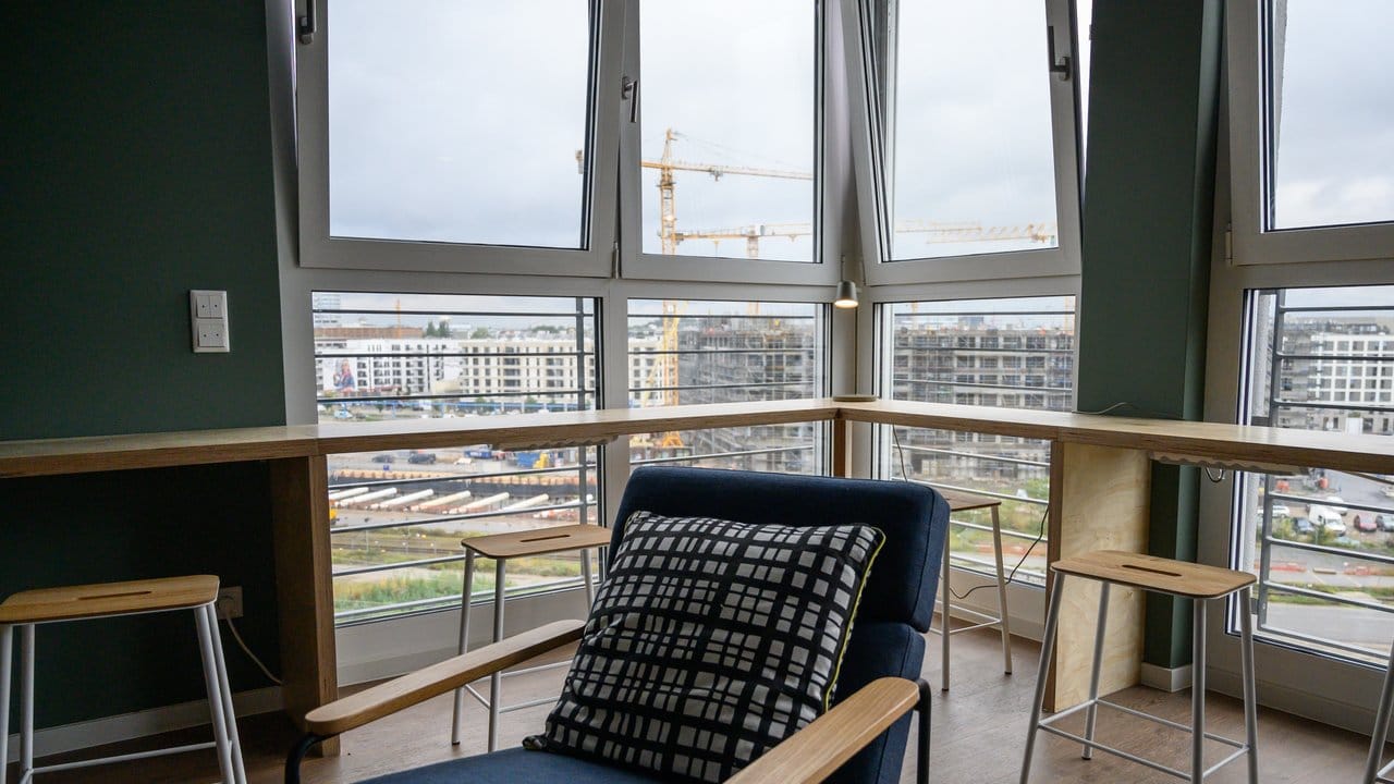 In einem sogenannten Community Raum in einem neugebauten Wohnquartier des WG-Anbieters Medici Living unter der Marke "Quarters" stehen Stühle an einer Fensterfront.