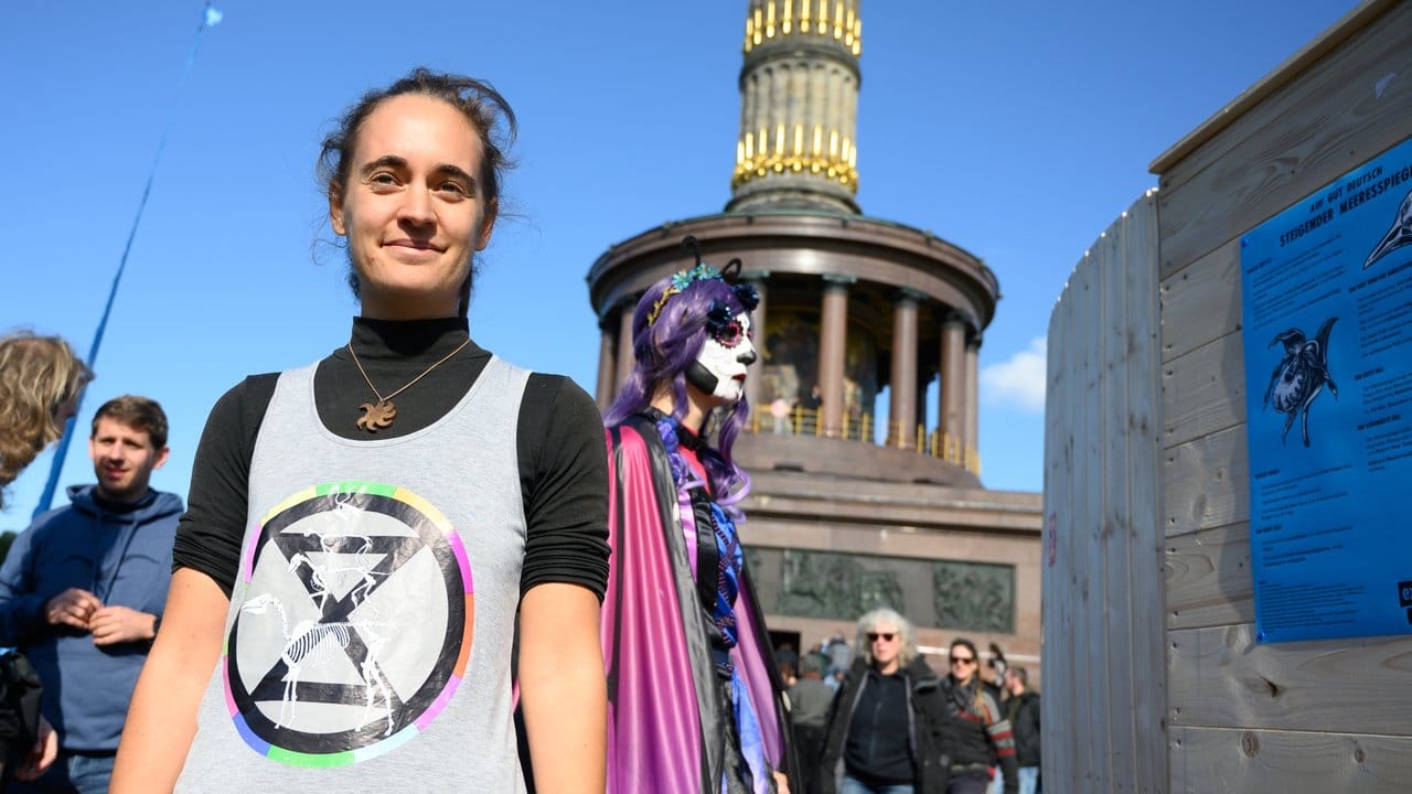 Die Aktivistin Carola Rackete beim Extinction-Rebellion-Protest in Berlin.