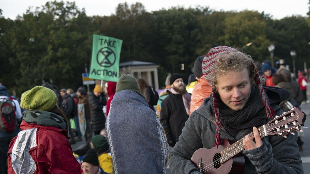 Die Umweltschutzbewegung Extinction Rebellion will in Berlin und anderen Großstädten in aller Welt auf eine drohende Klimakatastrophe aufmerksam machen.