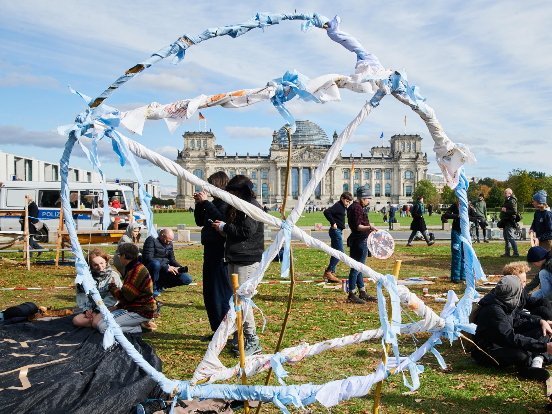 Symbol der Extinction Rebellion vor dem Reichstagsgebäude: Einige Tausend Aktivisten haben sich zum Klimacamp zusammengefunden.